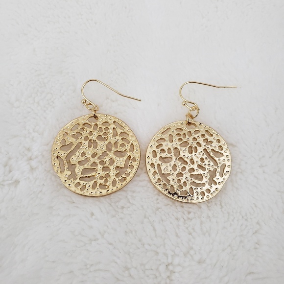 LAST ONE • Circle Filigree Earrings - Picture 6 of 7
